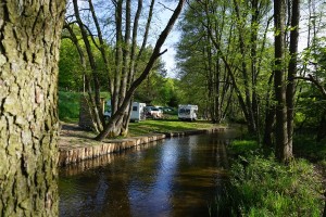 na zdjęciu biwak Sówka nad rzeką Korytnicą