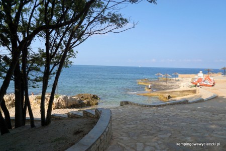 na zdjęciu kamienista plaża, kemping Zelena Laguna Poreć